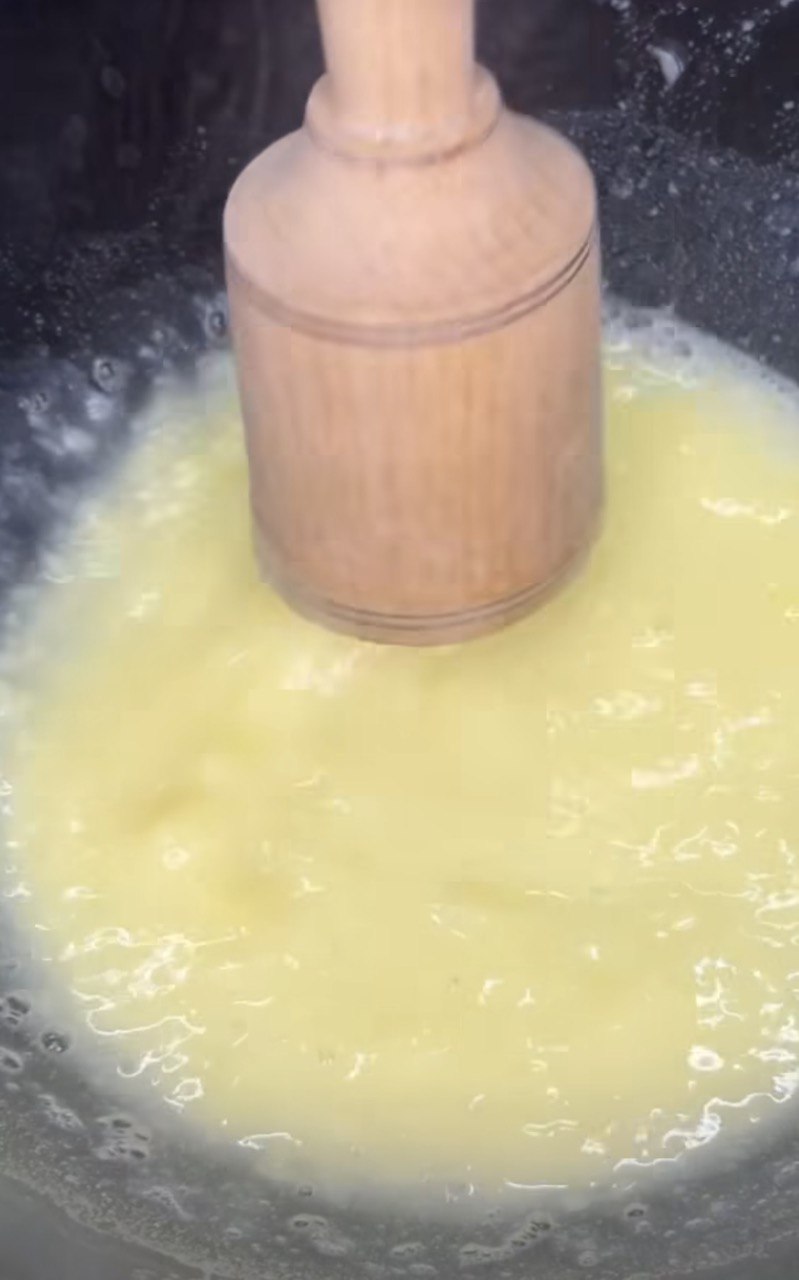 Будуть м'якими кілька днів: як приготувати картопляні булочки з соковитою начинкою