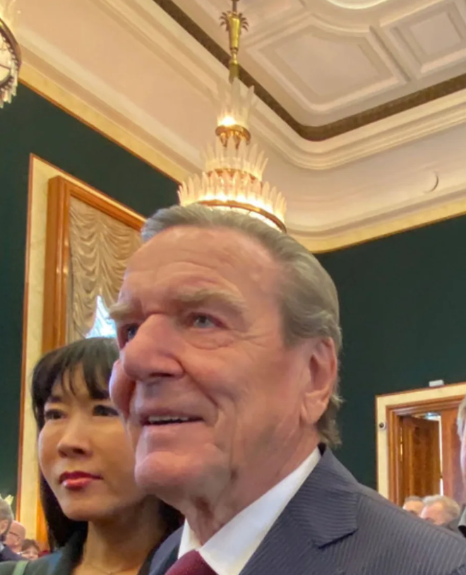 Екс-канцлер Німеччини Шредер 9 травня відвідав вечірку у посольстві РФ