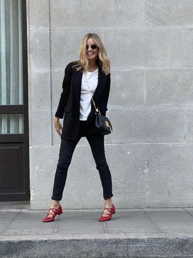 Стилистка сказала, как носить красную обувь весной 2024 года