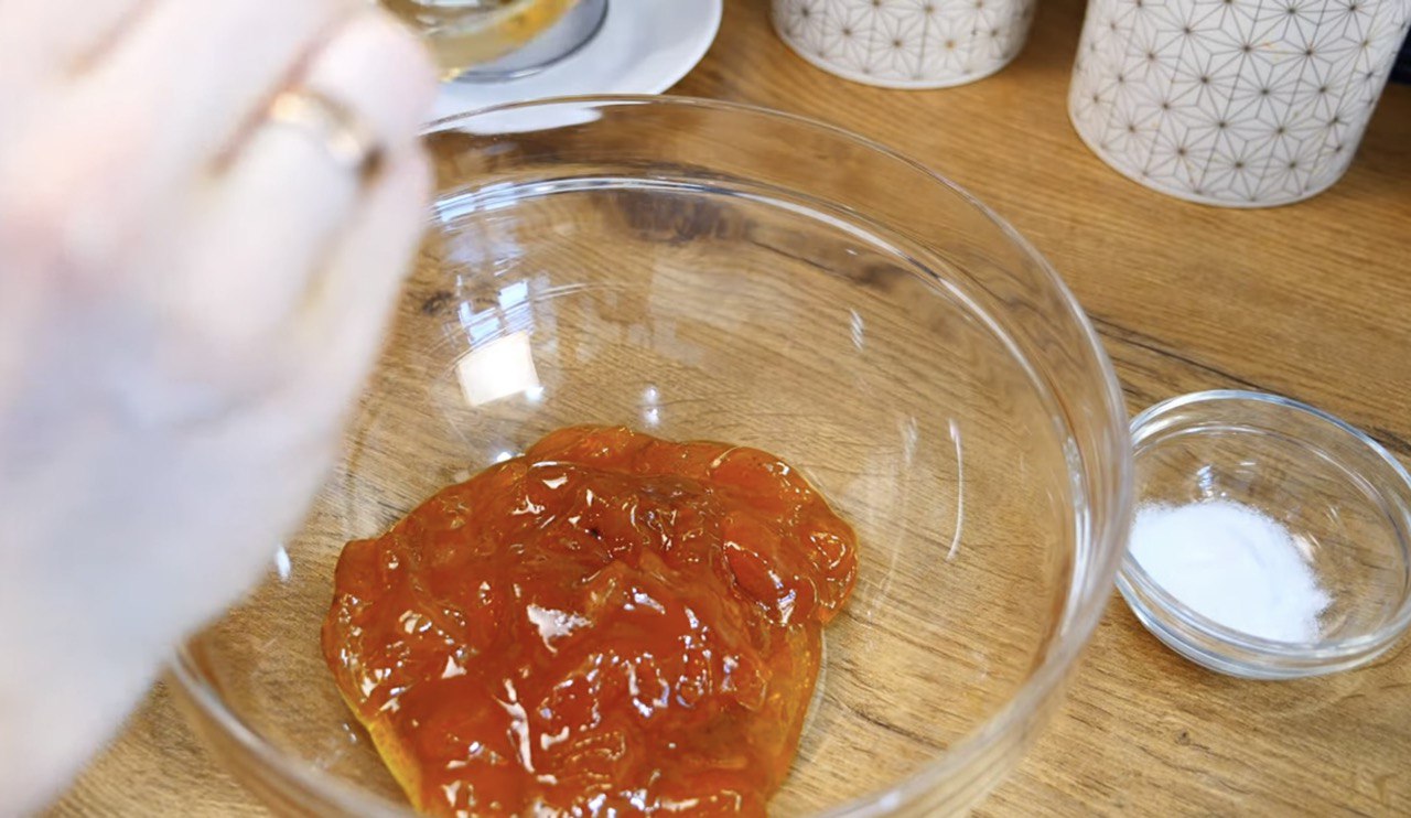 Без яєць та на мінеральній воді: рецепт незвичного заливного пирога з варенням