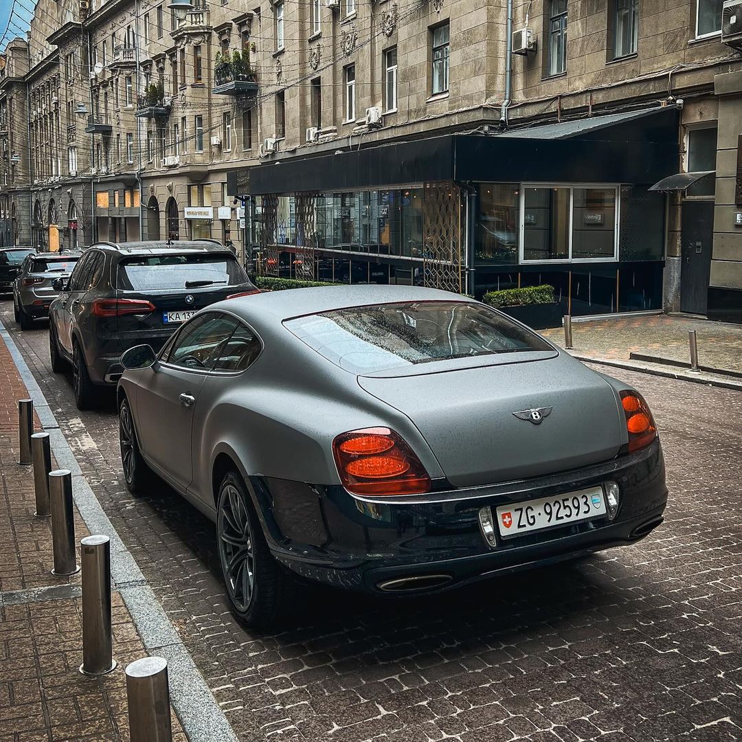 В Киеве заметили редкий Bentley: их всего 1800 в мире (фото)