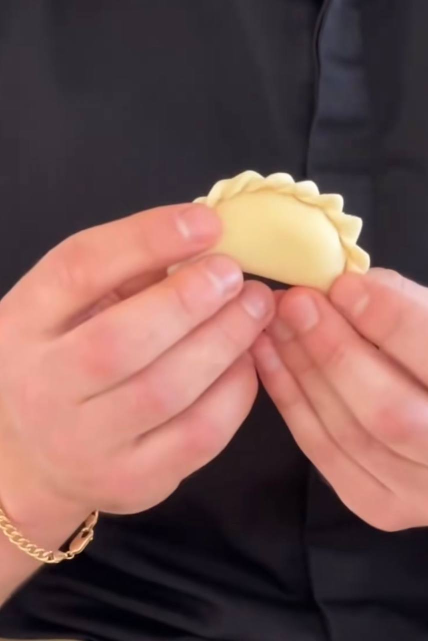 Украинский шеф-повар показал 3 оригинальных способа лепки вареников (видео)