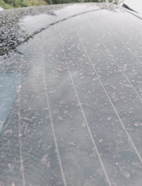 В Україні випав оранжевий дощ: фото та відео "рудих" опадів