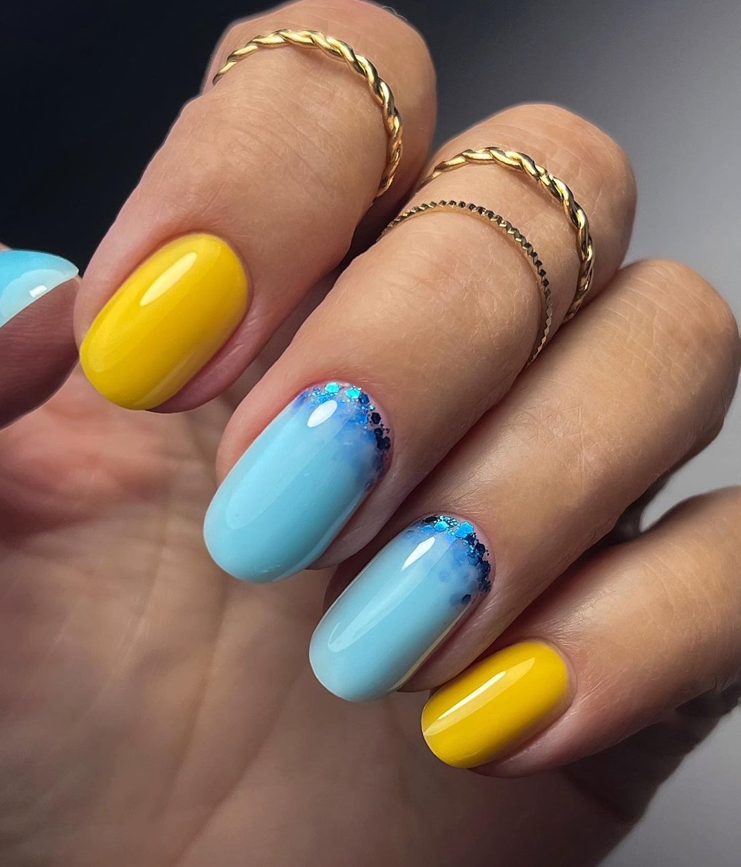 Ідеї патріотичного манікюру в жовто-блакитних кольорах для святкування Дня Незалежності України: фото