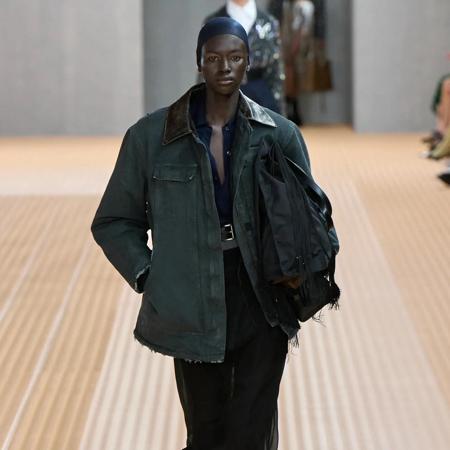 Який вигляд має наймодніша куртка на осінь та з чим її носити: фото