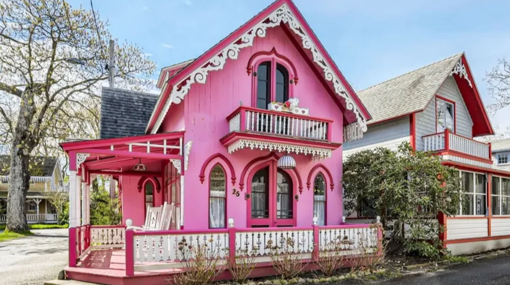 Рожевий рай. У США продають справжній ляльковий будинок для людей (фото)
