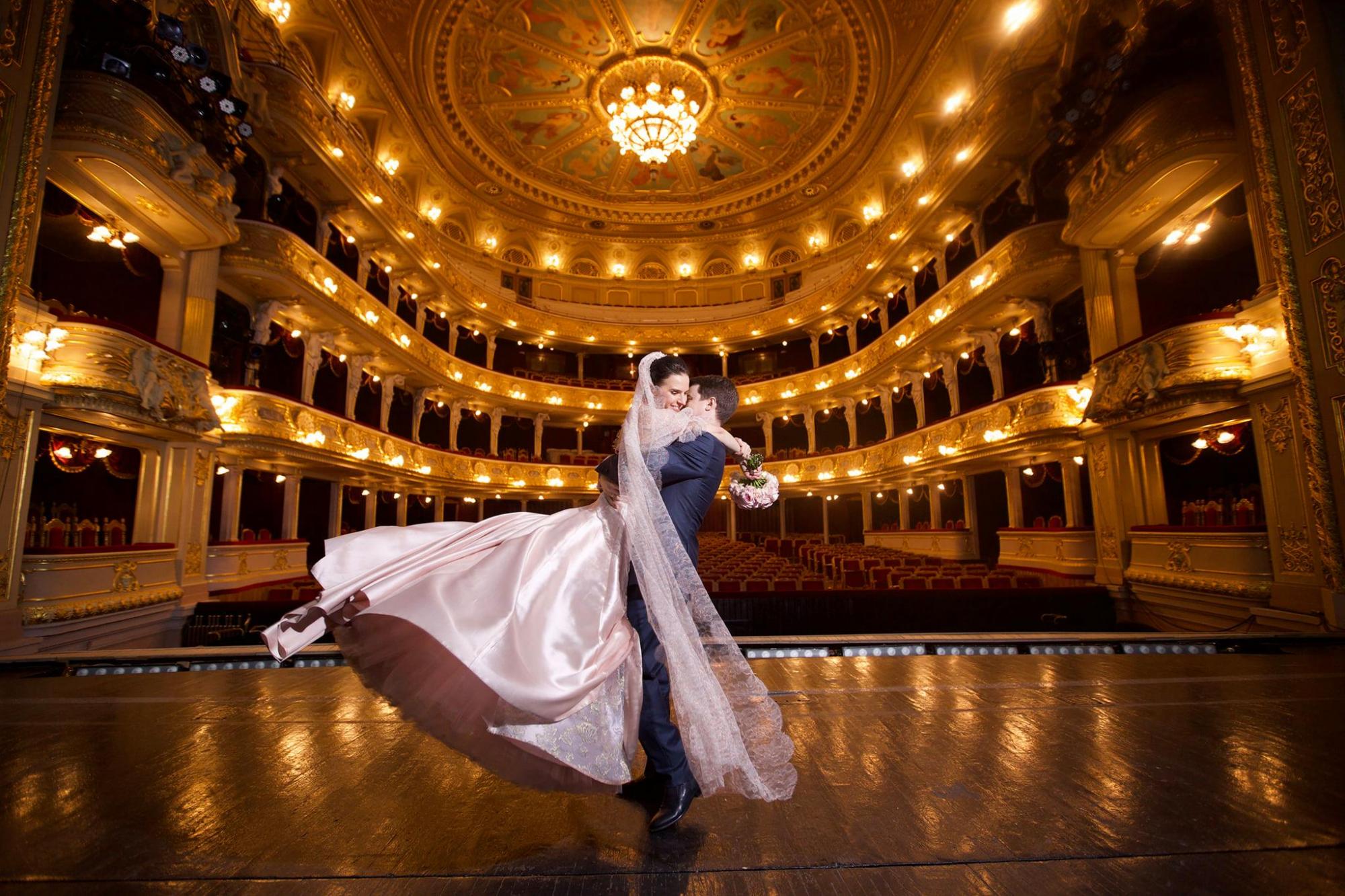 З'явилися гарні фото з весілля відомої української диригентки Оксани Линів