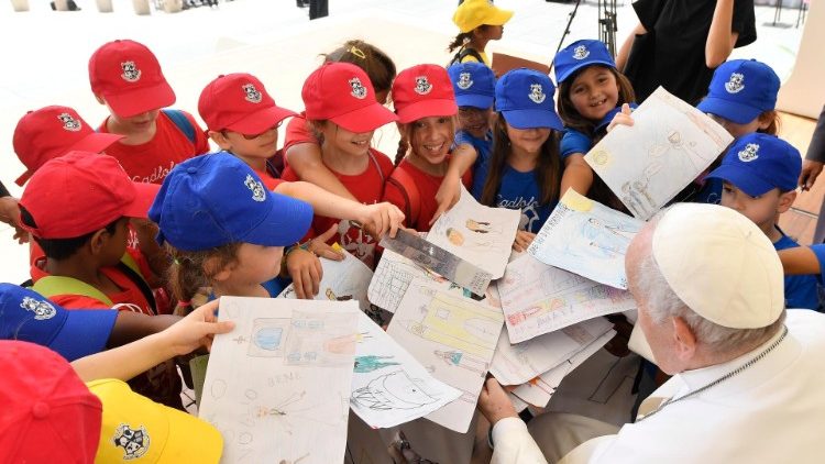 Дети из Украины проехали с Франциском на папамобиле, а понтифику подарили рисунки (видео)