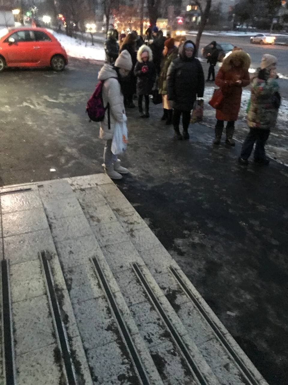 Передноворічний колапс на &quot;Новій пошті&quot; у Києві показали на красномовних фото