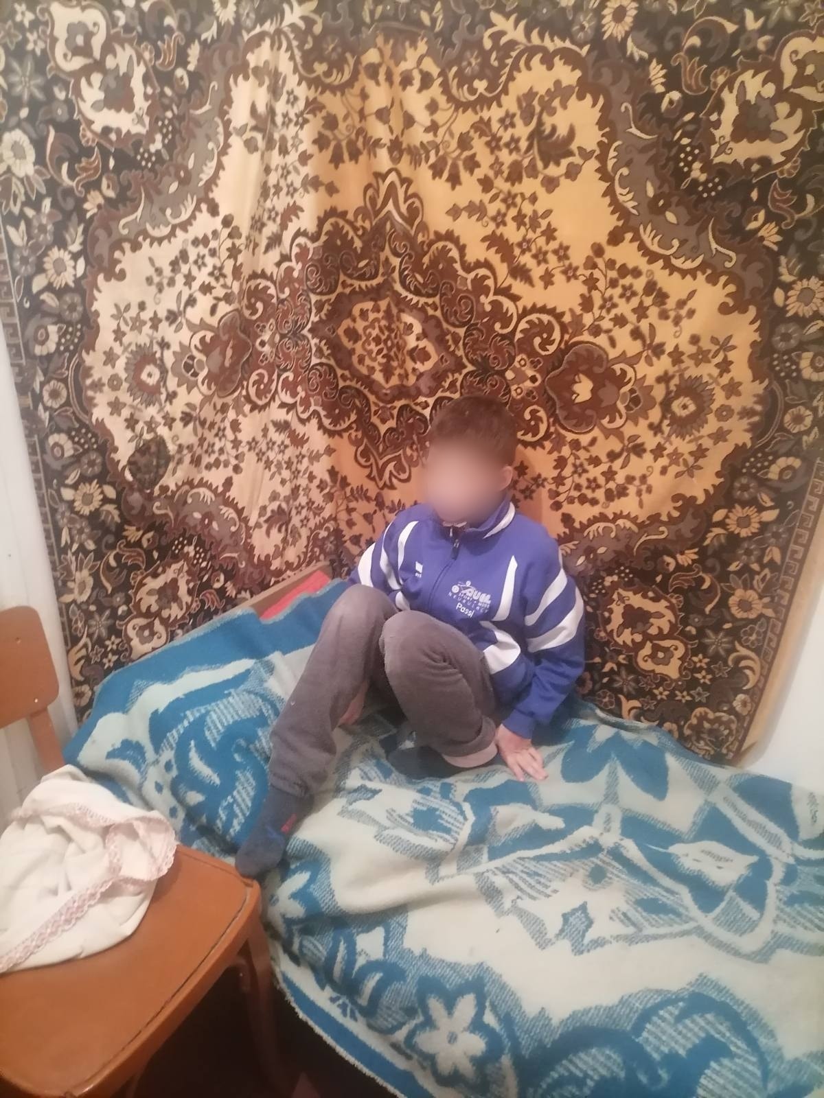 Під Рівним мати 5 місяців тримала сина зачиненим в кімнаті без вікон: на ніч ставила відро