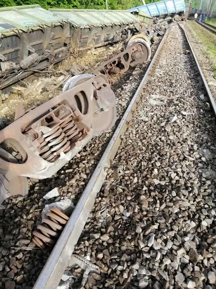 Под Львовом перевернулся поезд: первые фото с места аварии