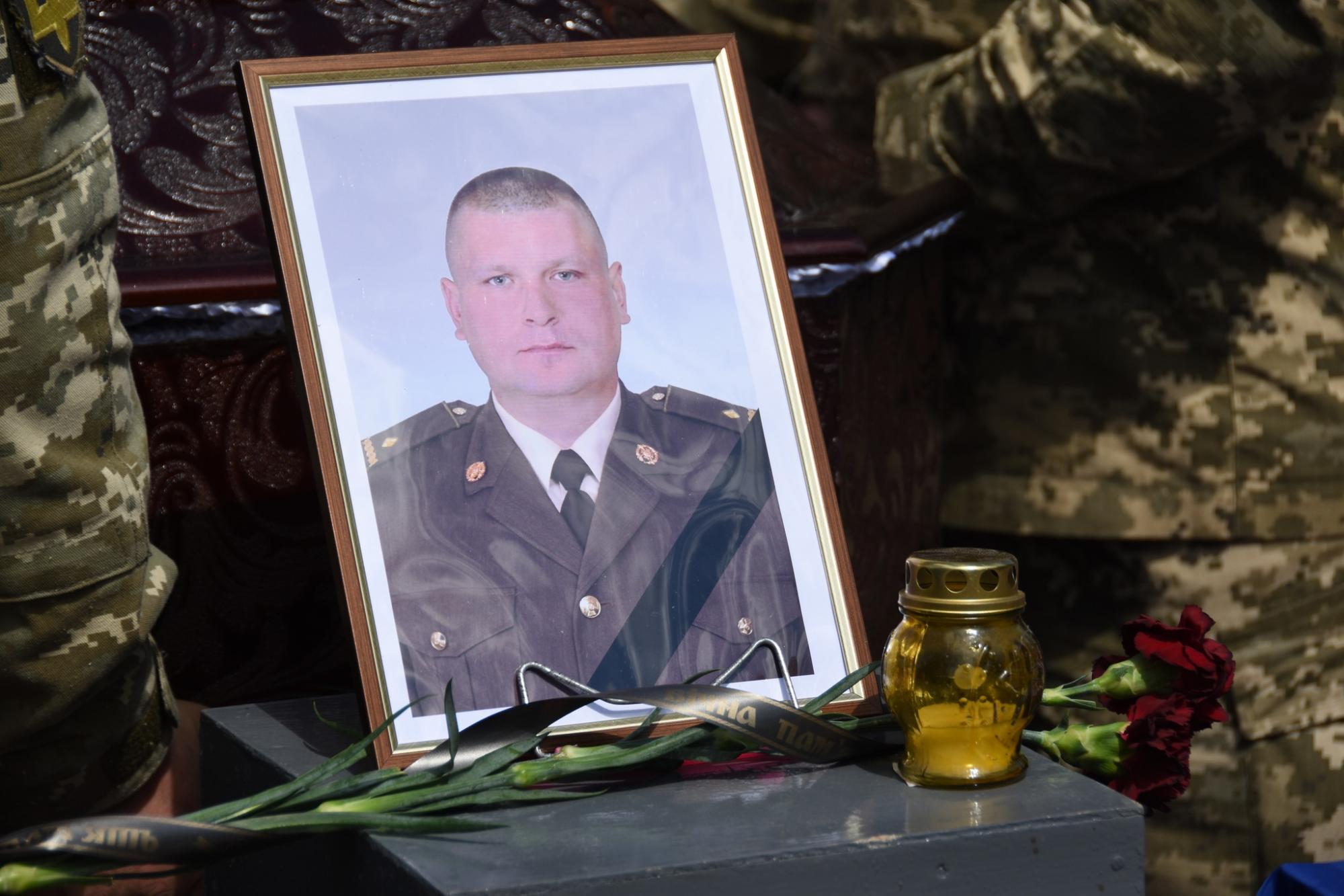 Наблизили перемогу України своїми життями: у Шостці в останню путь провели воїнів-героїв