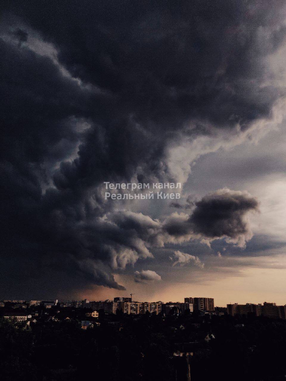 В Киеве мощный ливень затопил улицы: видео последствий непогоды