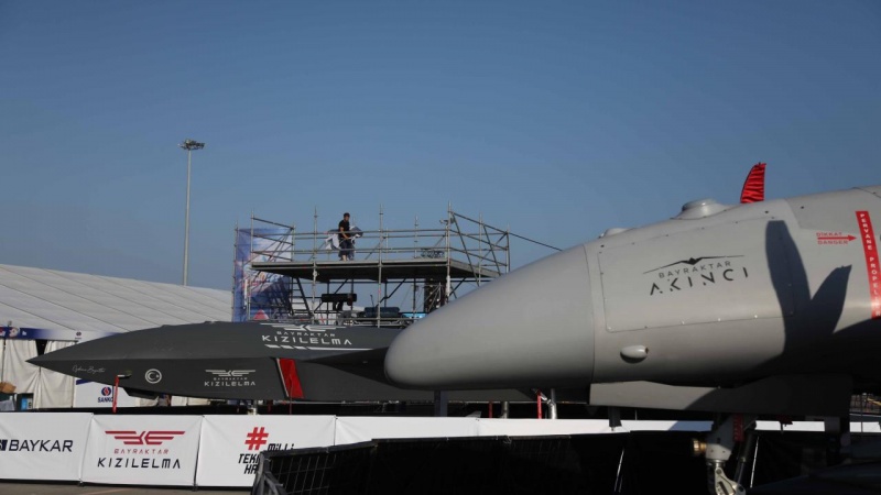 Новий реактивний Bayraktar з українським двигуном викликав фурор на виставці: як виглядає "майбутнє військової авіації"