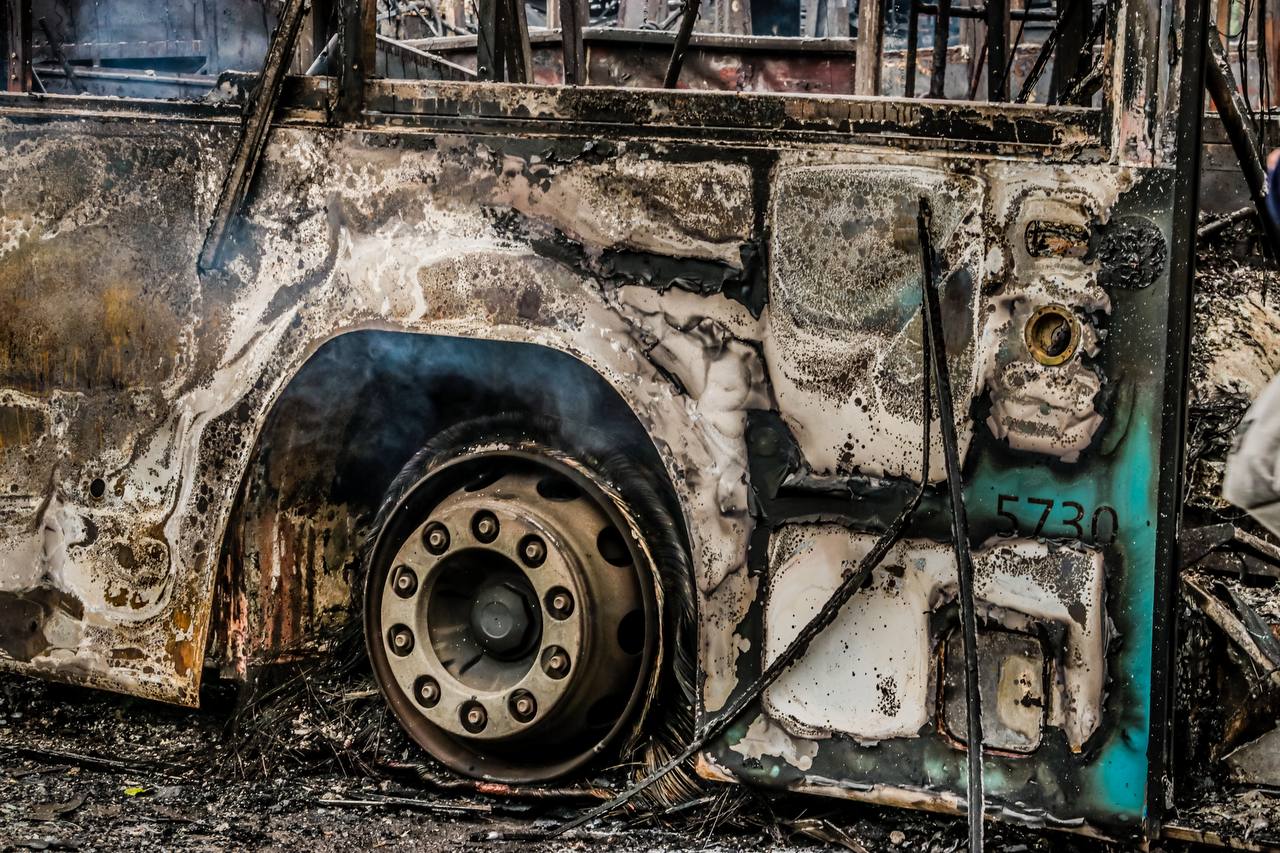 Россияне ракетами уничтожили в Днепре половину автобусов: смотрите последствия подлой атаки