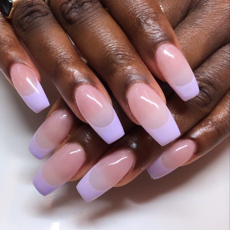 8 идей фиолетового французского маникюра: от блестящих кончиков до лавандовых акцентов