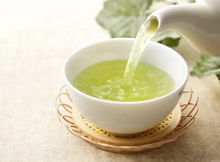 5 найкращих напоїв на сніданок, які спалюють жир на животі