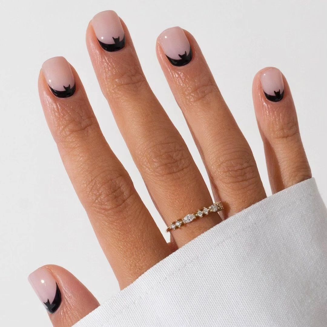 Оригинальные идеи маникюра на Хэллоуин-2024: какие дизайны в тренде