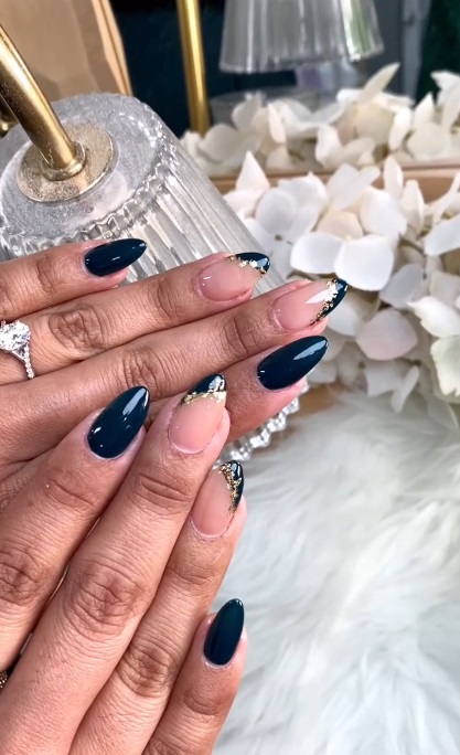 Новинки маникюра на осень: 7 идей трендового темно-синего &quot;френча&quot;