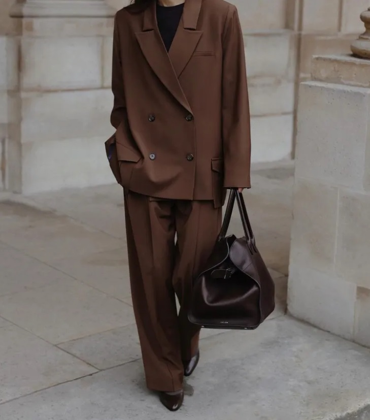 Что носить на работу осенью: 5 модных образов с трендовыми вещами, которые выделят вас из толпы