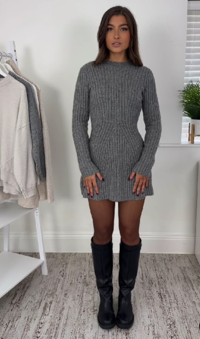 Як стилізувати просту трикотажну сукню: блогерка показала 3 варіанти на кожен день