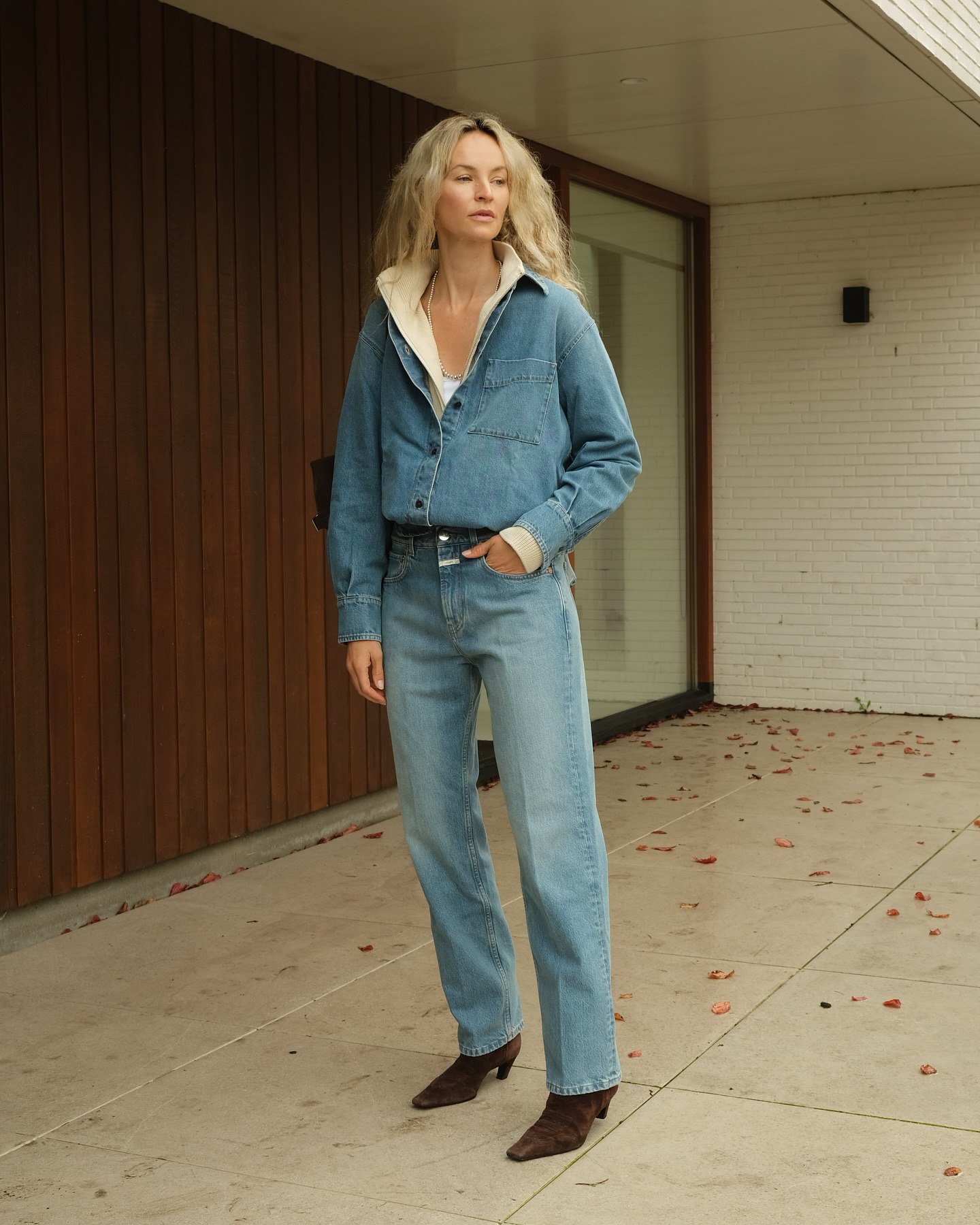 З чим носити джинси восени та взимку: блогерка показала 7 стильних образів на кожен день