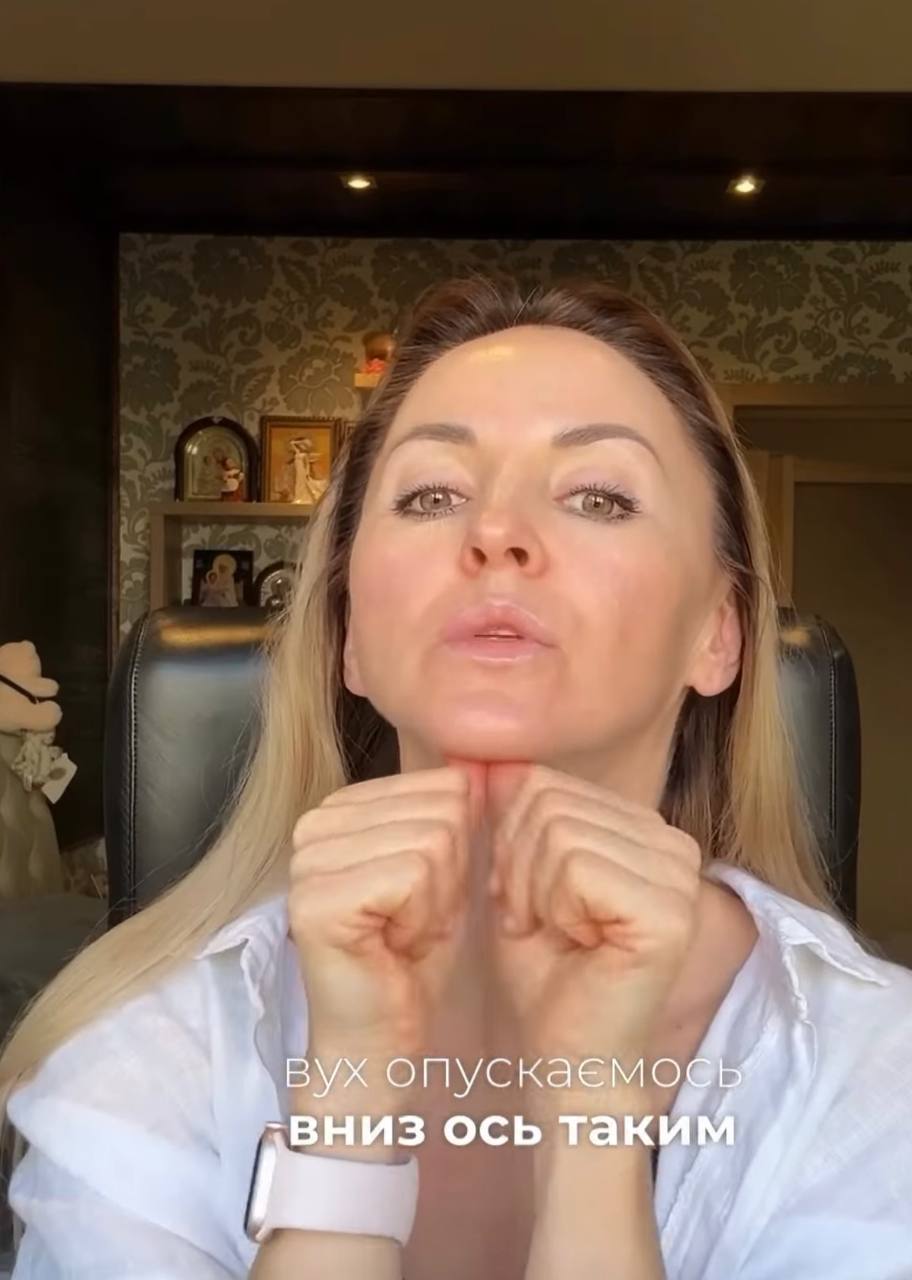 Косметолог показала 3 упражнения, которые помогут быстро избавиться от второго подбородка