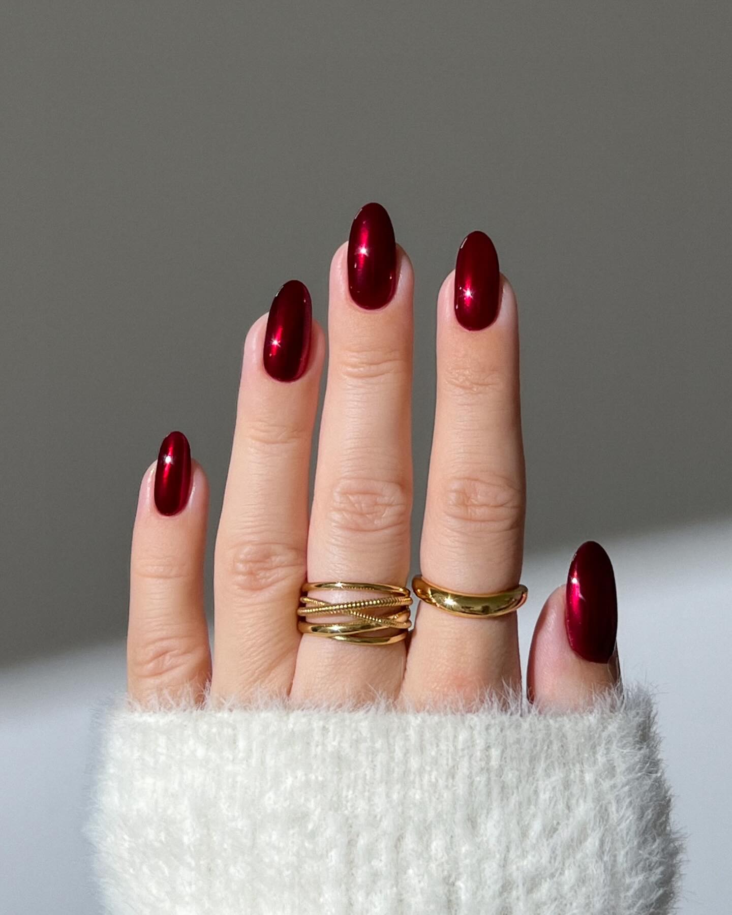 Червоний манікюр - розкішний варіант до Різдва та Нового року: добірка святкових дизайнів