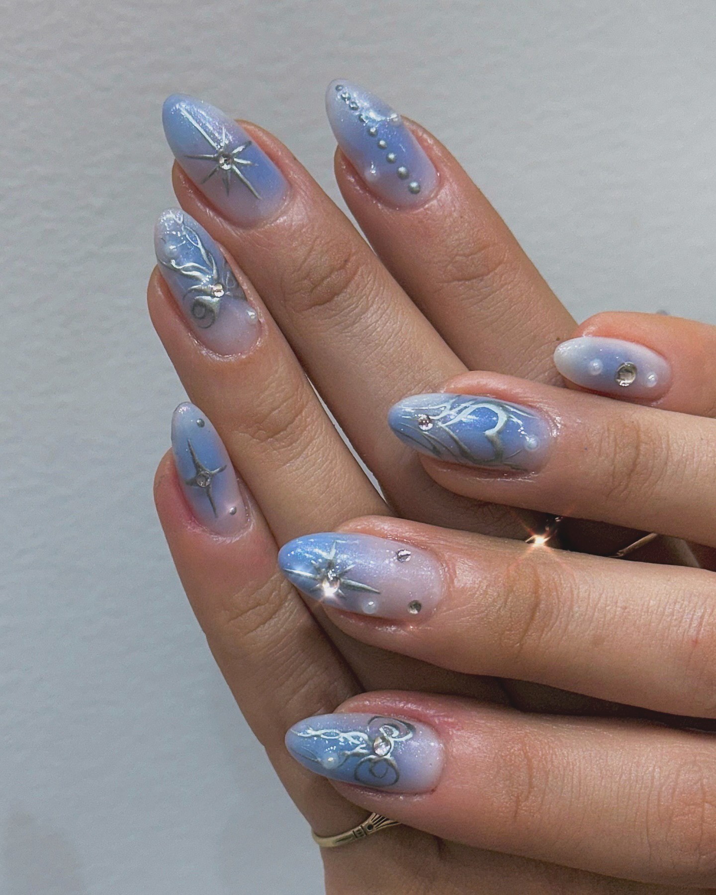 Сверкающие ногти и сложные узоры: главные тренды маникюра на зиму 2025 года