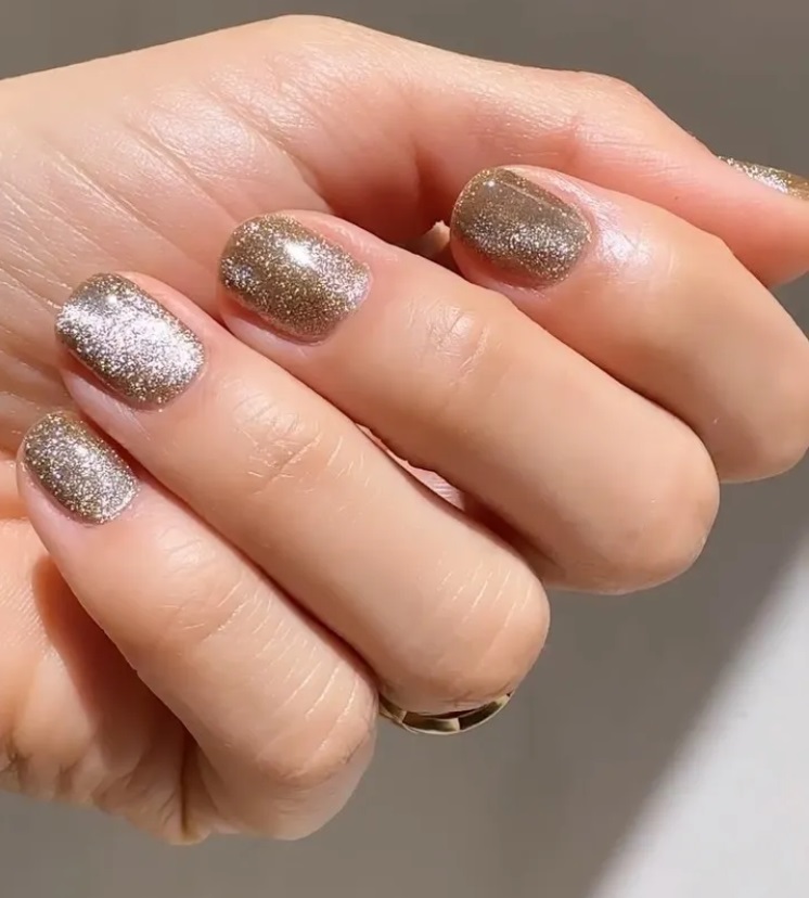 От элегантных цветов до глянцевых деталей: главные тренды маникюра на 2025 год