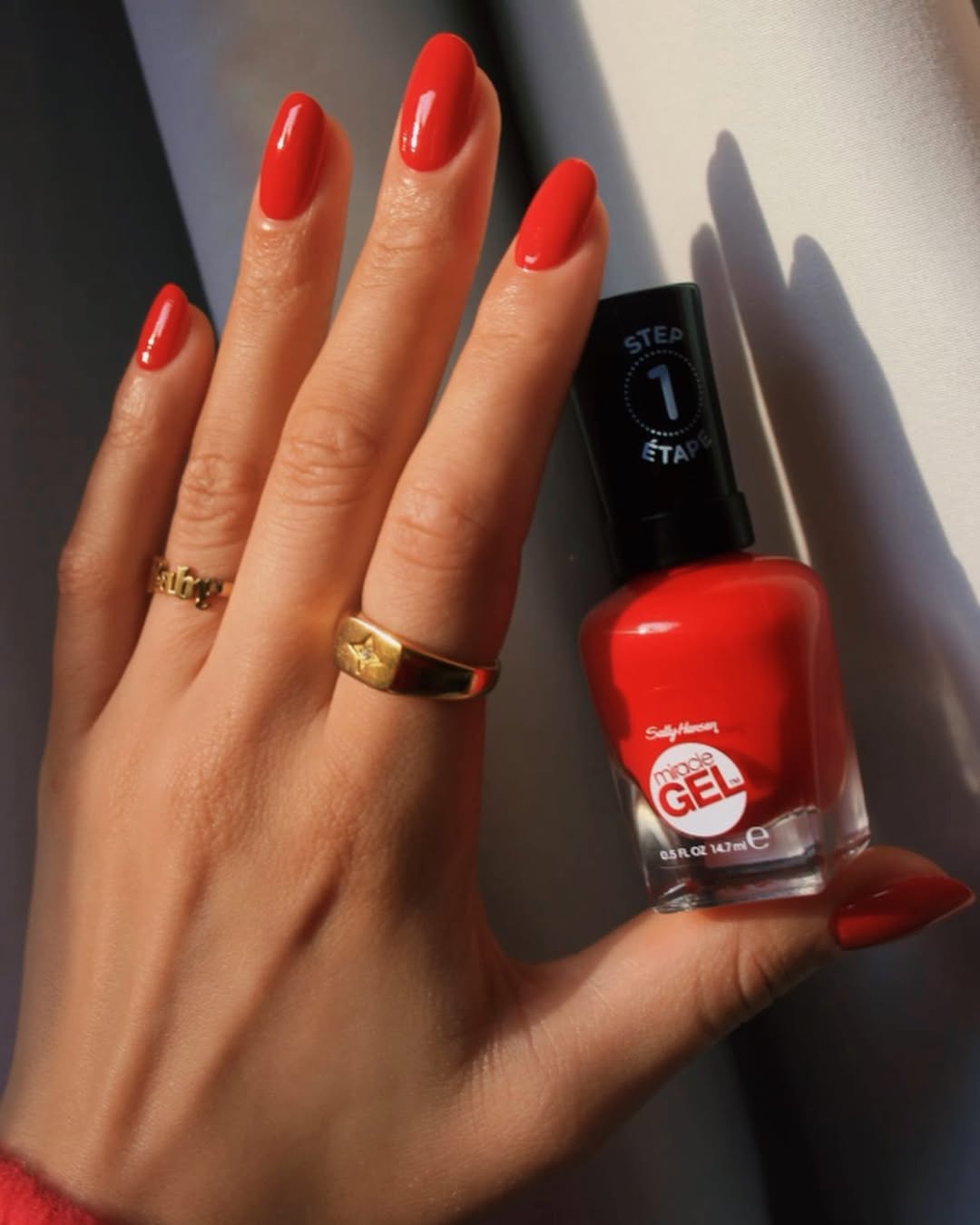 Этот цвет маникюра всегда выглядит дорого: жена Усика и бывшая Остапчука задают тренды