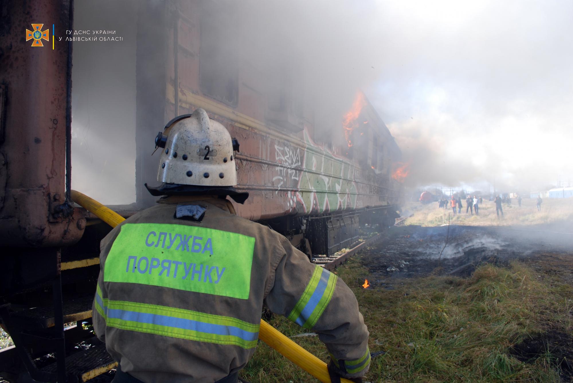 Во Львове на вокзале полностью сгорел вагон поезда: видео и фото пожара