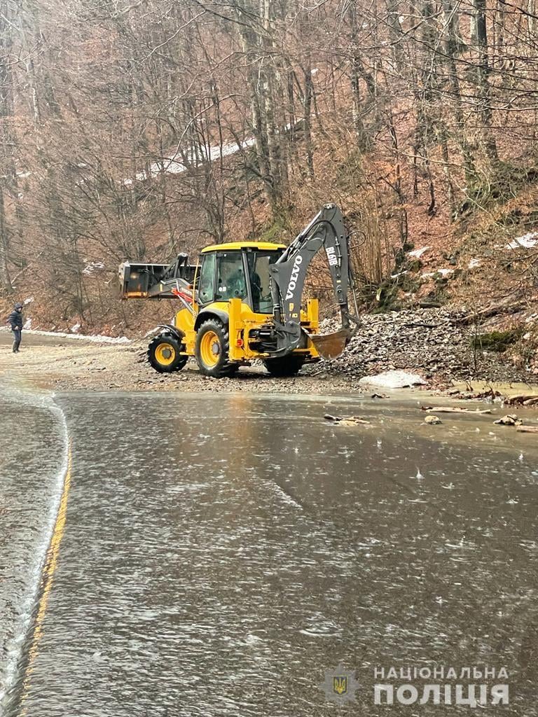 На Закарпатье затопило село, а река Тиса подступает к Виноградову (видео, фото)