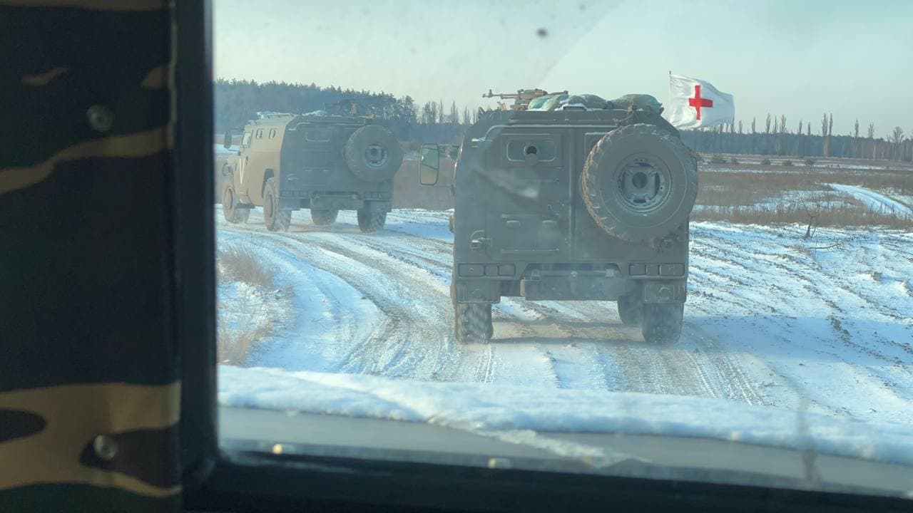 Російський пропагандист злив переміщення техніки окупантів під прапором Червоного хреста