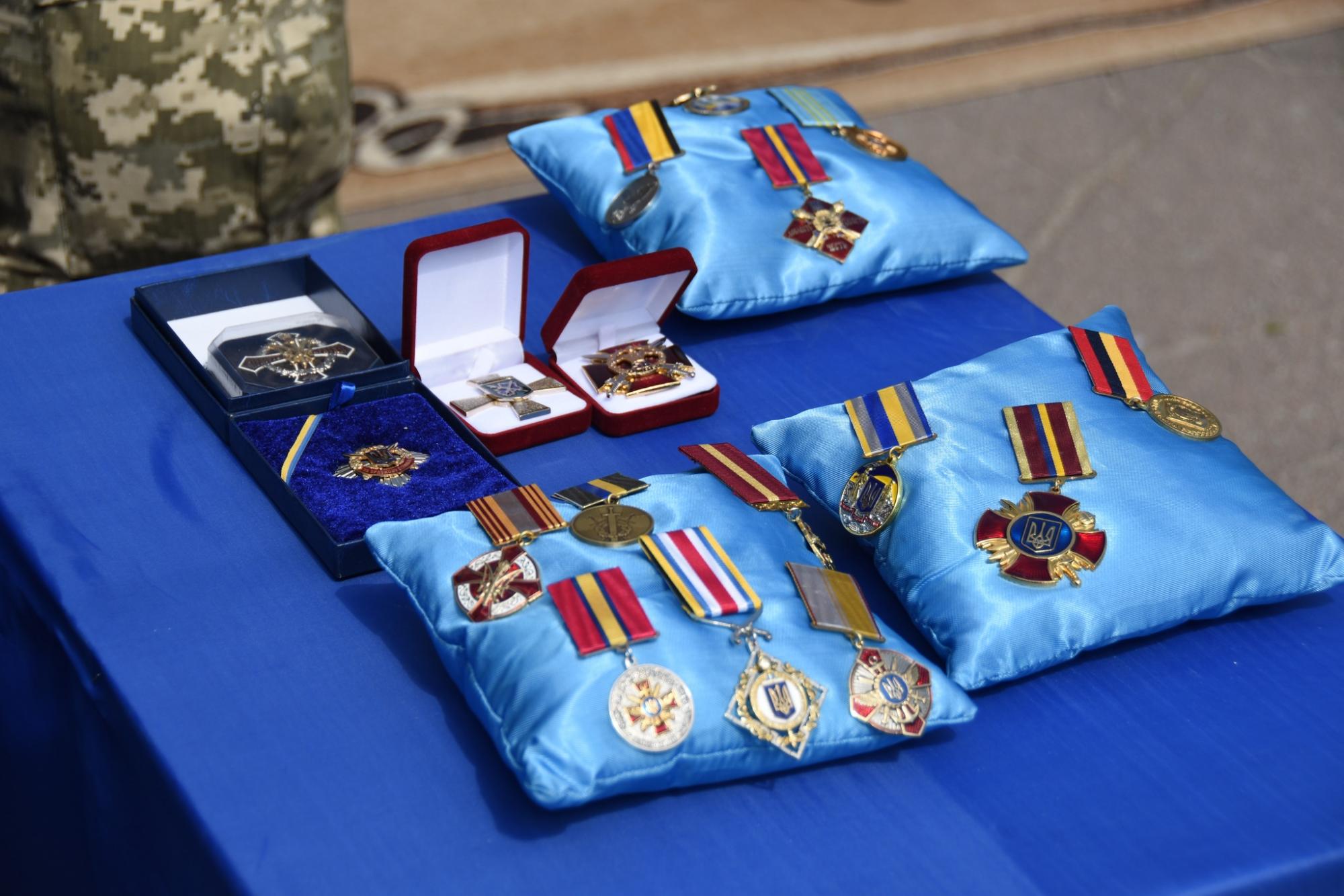 Наблизили перемогу України своїми життями: у Шостці в останню путь провели воїнів-героїв