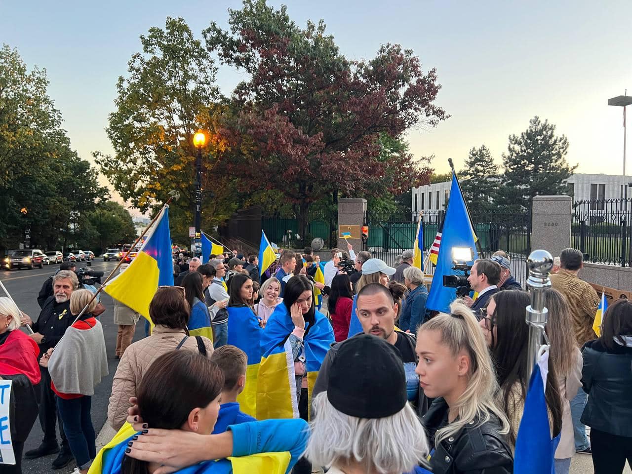 Ракетний терор РФ вивів на мітинги на підтримку України тисячі людей у різних країнах: фото і відео