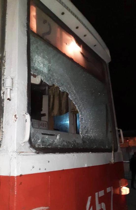 В Кривом Роге трое пассажиров избили 57-летнего мужчину и разбили трамвай