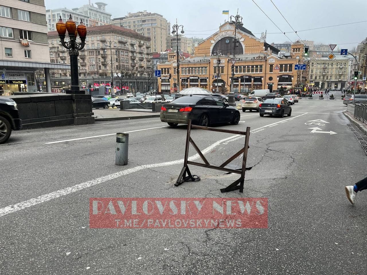 В центре Киева посреди дороги асфальт начал проваливаться просто на глазах (видео)
