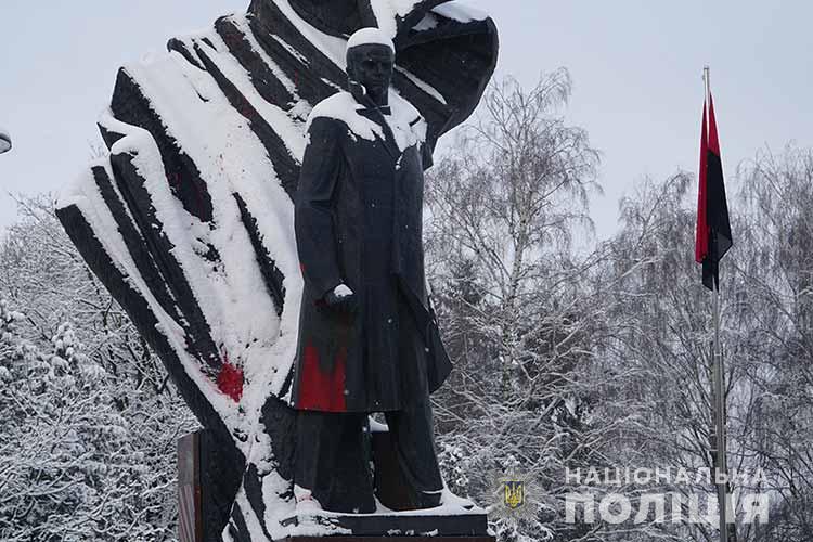В Тернополе памятник Бандере взяли под круглосуточную охрану: &quot;никто не испортит нам праздник!&quot;