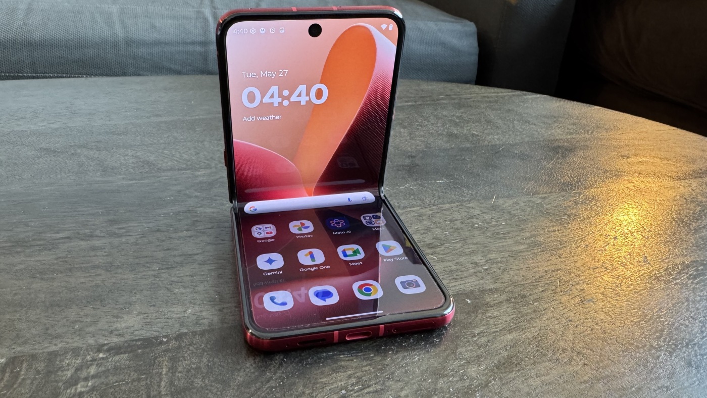 Розкладачка чи &quot;книжка&quot;: який гнучкий смартфон купити у 2025 році