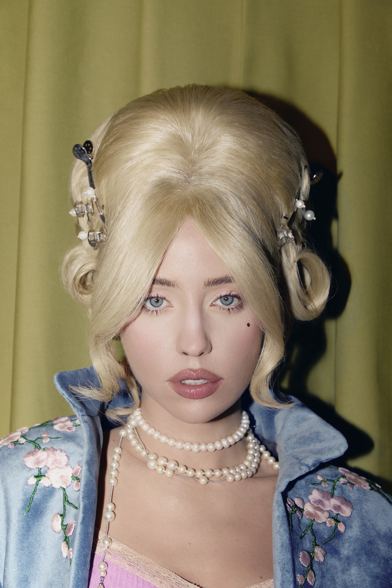 Зухвала DOROFEEVA випустила яскравий кліп &quot;Японія&quot; і закликала донатити Притулі