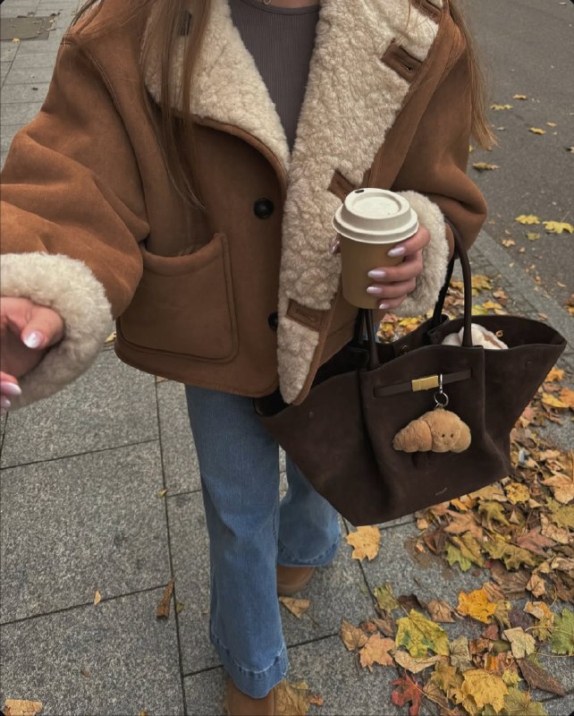 Мех &quot;барашек&quot; снова в моде: как его носить зимой 2025-2026