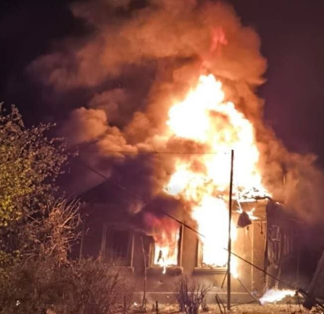 РФ ударила по частному сектору и многоэтажке в Николаеве, начался сильный пожар (фото)