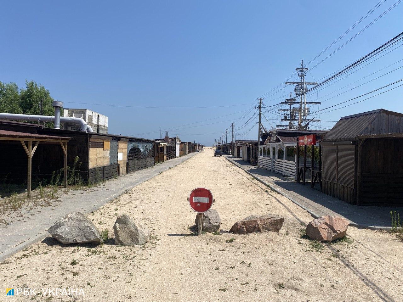 &quot;Люди выезжают&quot;. Появились новые фото оккупированной Арабатской Стрелки в разгар сезона