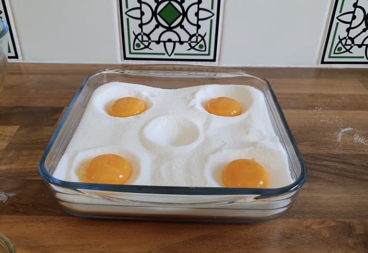 Это готовят профессиональные повара мира: как засолить желток и в какие блюда добавить