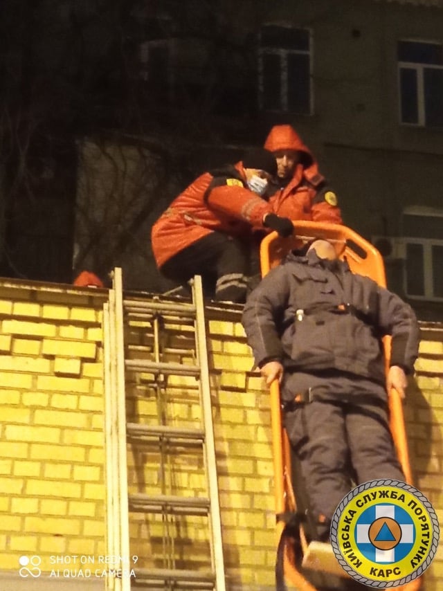 В Киеве спасатели чуть не добили пострадавшего: уронили с высоты носилки с мужчиной (видео)