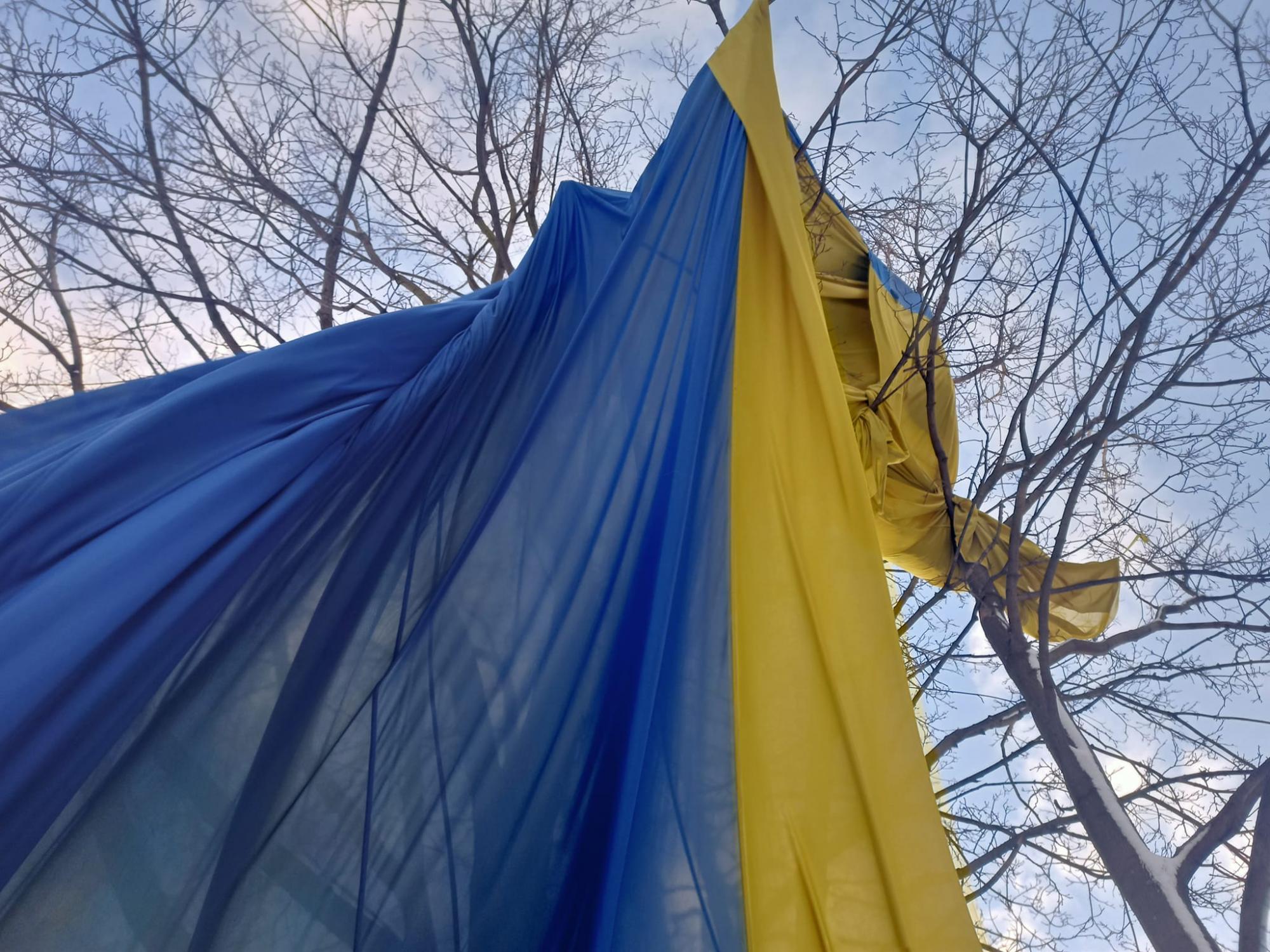 У Харкові вітер розірвав найвищий прапор України, а в Краматорську зірвав з фгагштока (відео, фото)