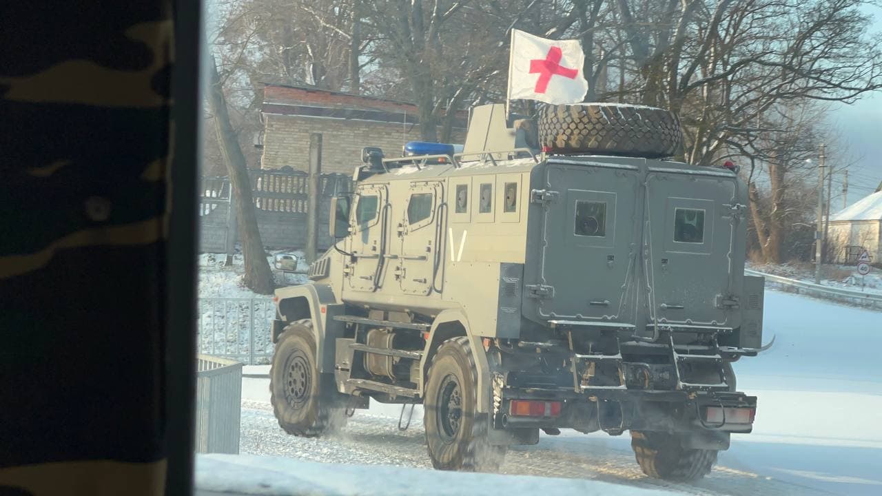 Російський пропагандист злив переміщення техніки окупантів під прапором Червоного хреста