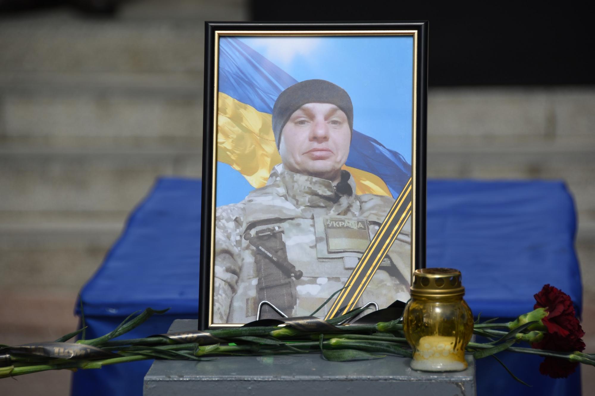 Наблизили перемогу України своїми життями: у Шостці в останню путь провели воїнів-героїв