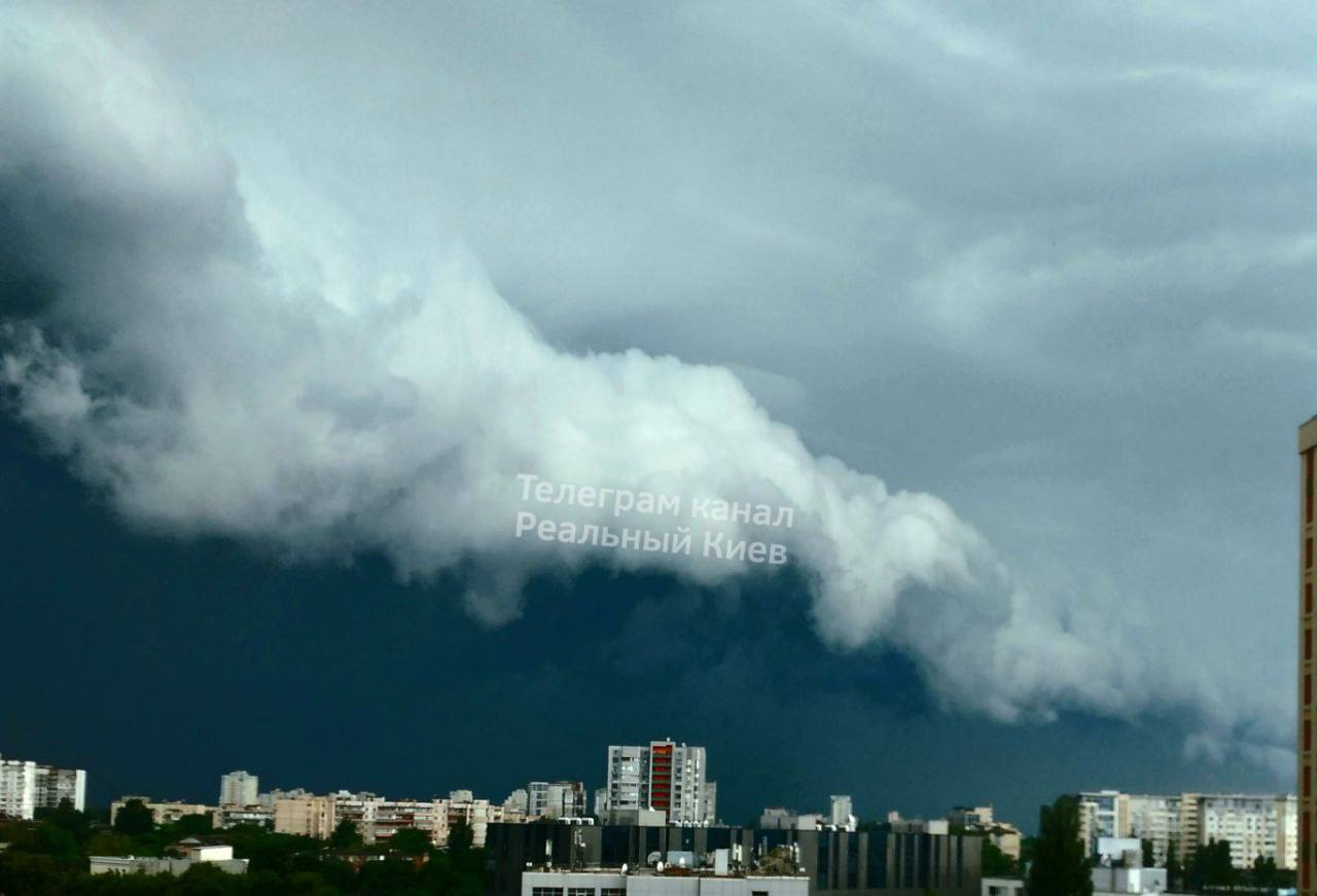 В Киеве мощный ливень затопил улицы: видео последствий непогоды